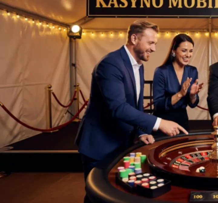 Uczestnicy eventu bawią się przy stole ruletki
